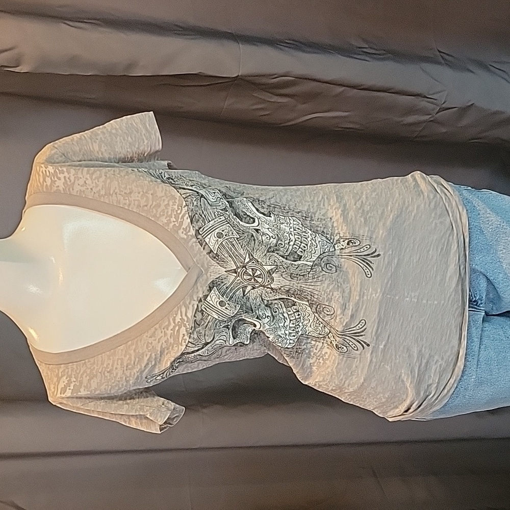 V-Neck short sleve skull and pistons